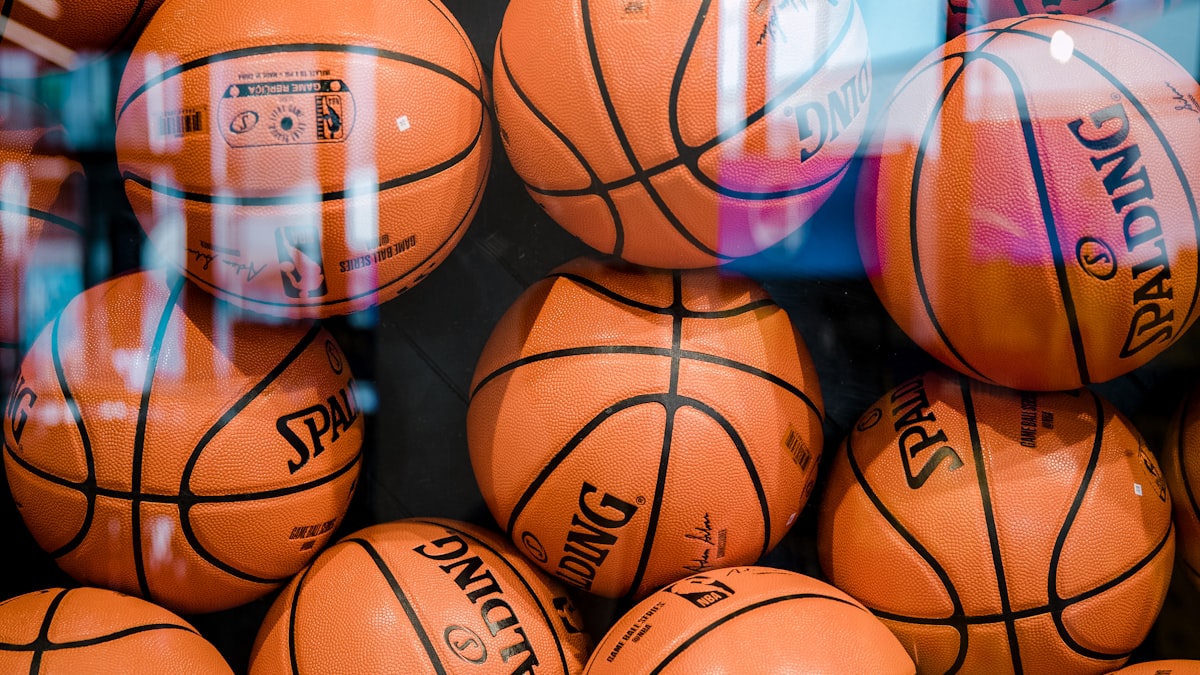 著名足球运动员在训练中专注练习任意球技术的特写